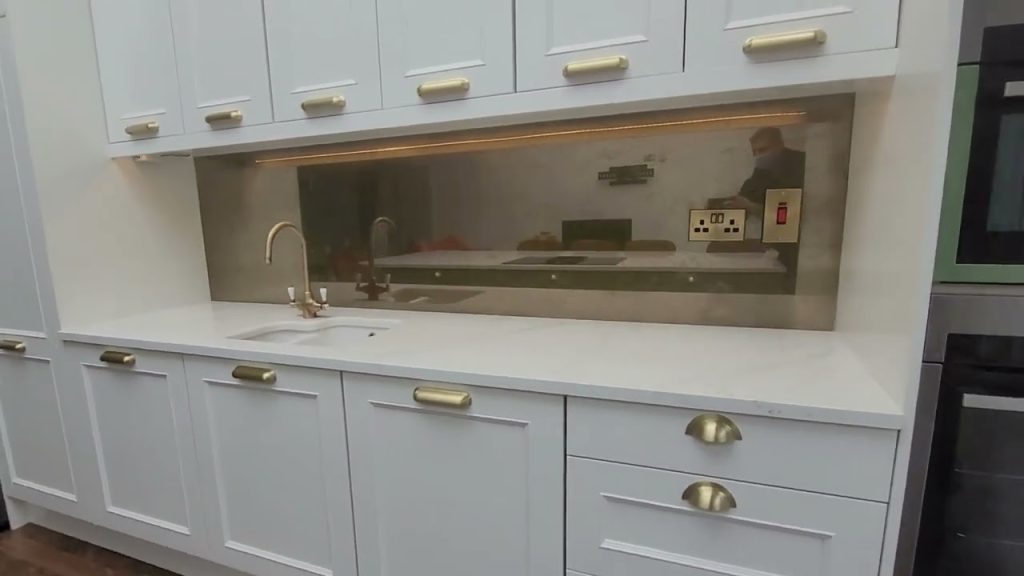 gold luxury kitchen glass splash 1