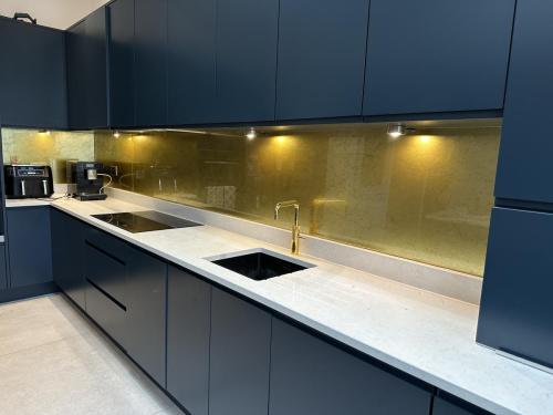 gold splashbacks