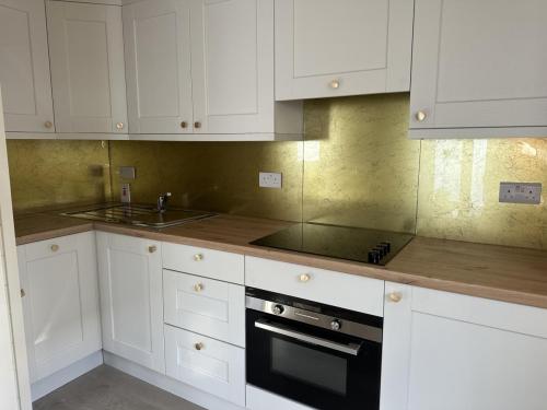Gold backsplash antique design ideas 